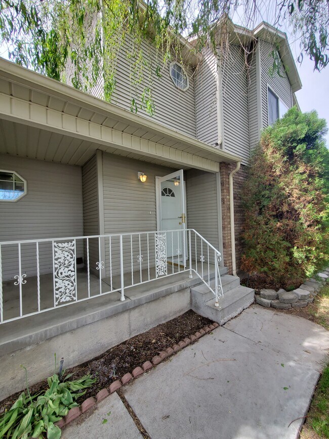 Building Photo - 1322 Walstrom Ln