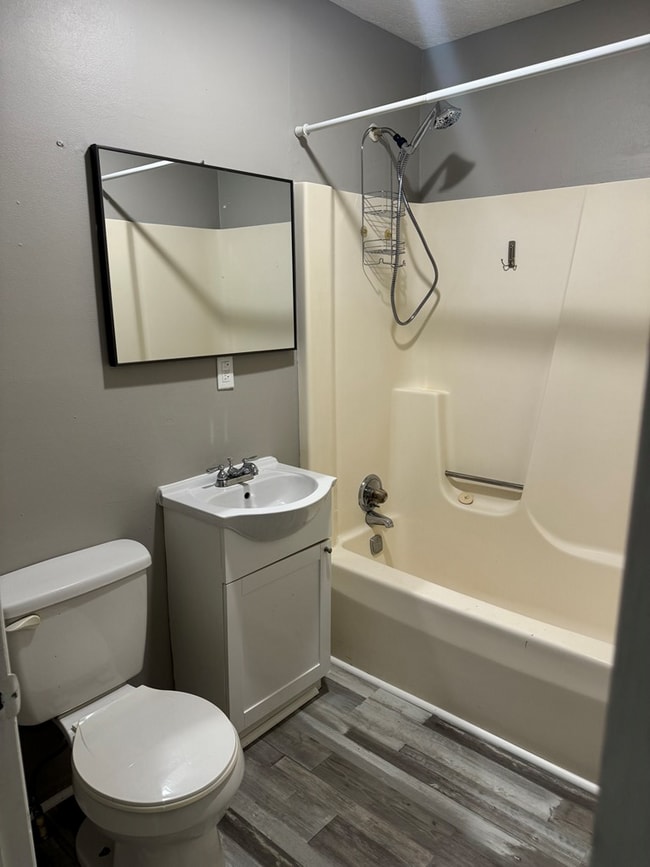 Building Photo - 200 Robinwood Ave