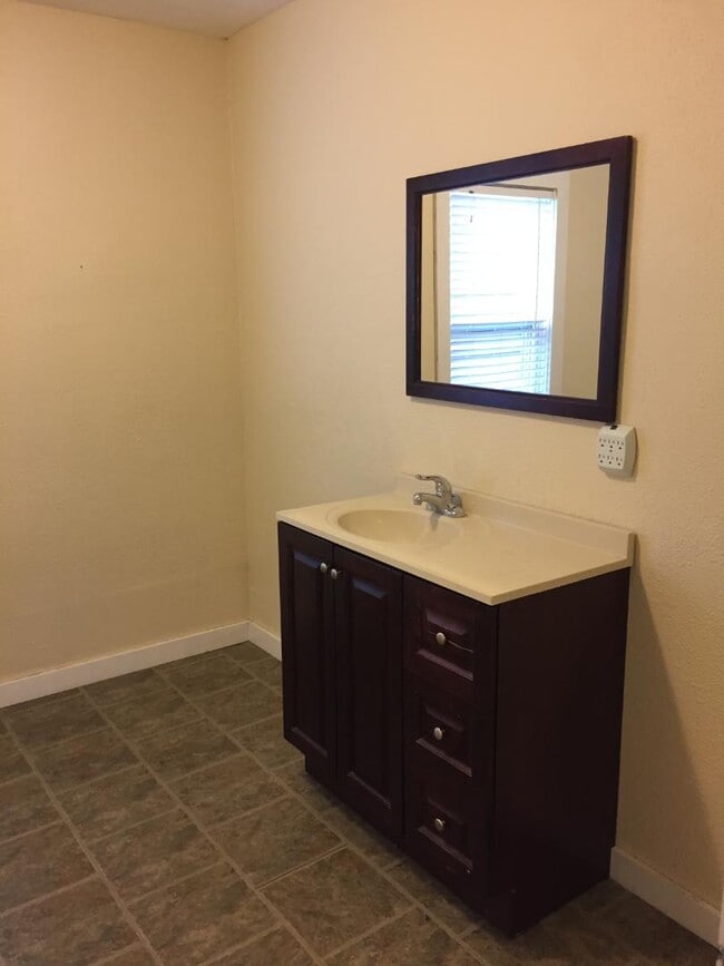 Building Photo - 1221 America Ave NW