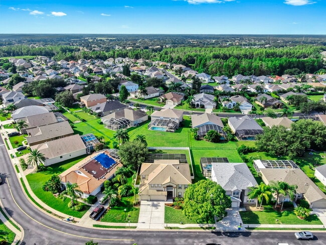 Building Photo - 5-bedroom, 3-bathroom rental home located in the Fox Wood community in Florida