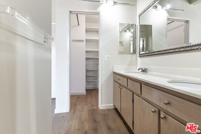 Building Photo - 2216 S Bentley Ave