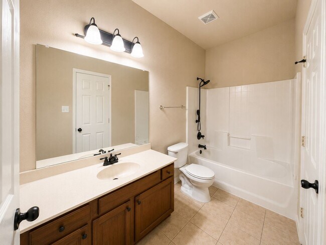 Building Photo - 1426 Ravenwood Dr