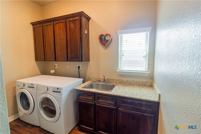 Building Photo - 2033 Catkins Ln