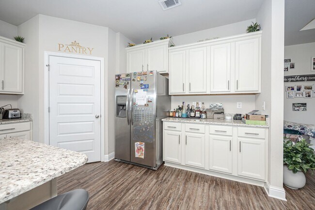 Building Photo - Beautiful 4 Bedroom 3 Bath Home!