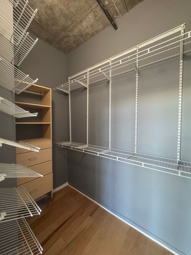 Building Photo - Luxury Living by the Lake | 2BR/2BA Condo in Uptown Chicago - Available August 1st!