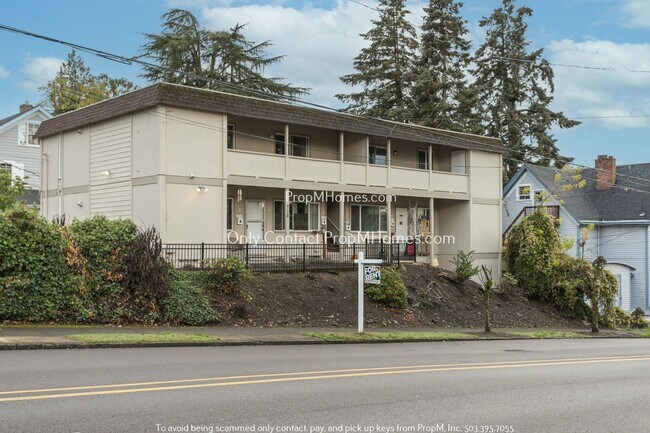 Building Photo - Oregon City Gem! Updated Upper-Level Unit ...