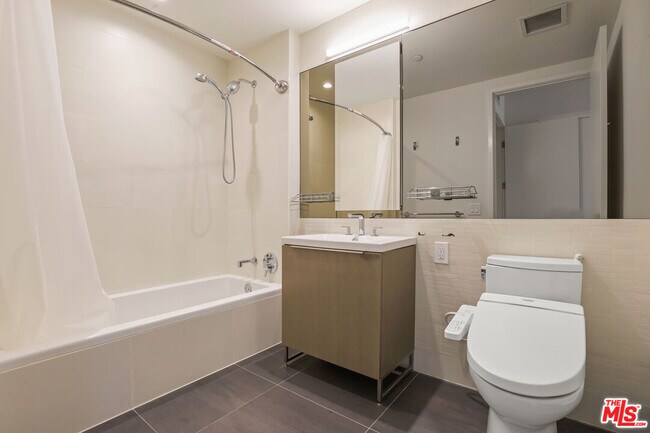 Building Photo - 889 Francisco St