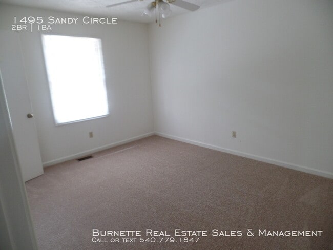 Building Photo - 1495 Sandy Cir