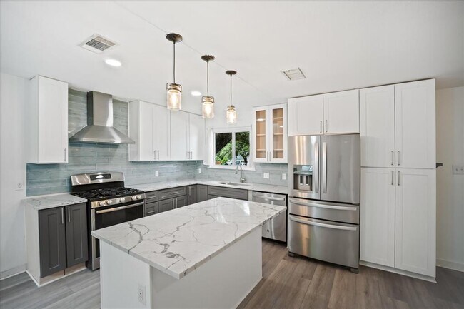 Building Photo - 3803 Alexandria Dr