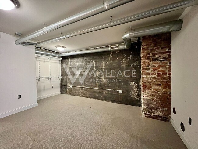 Building Photo - DOWNTOWN LIVING WITH PRIVATE GATED ENTRANCE 1 BEDROOM / 1 BATH