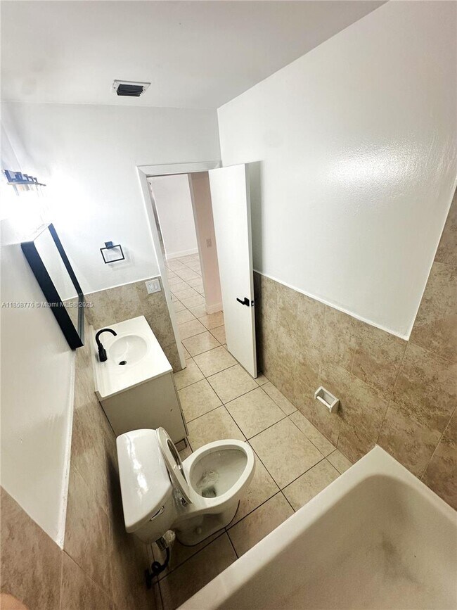 Building Photo - 1130 W 37th St