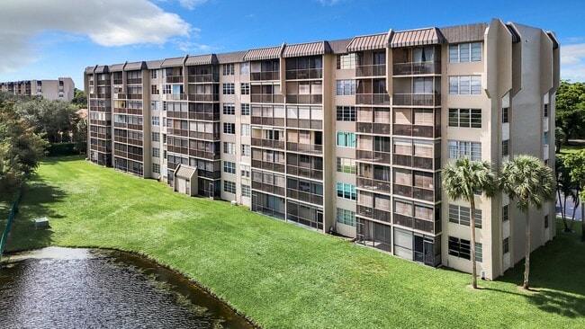 Building Photo - Gorgeous 2 bedroom 2  Condo in Boca Raton across from Nova University