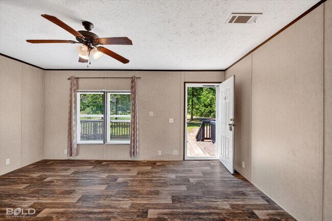 Building Photo - 4BD/2BA home with fenced back yard.
