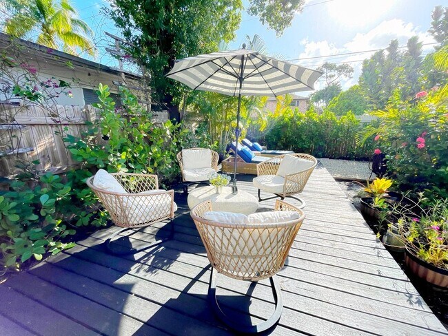 Building Photo - 835 NE 21st Dr