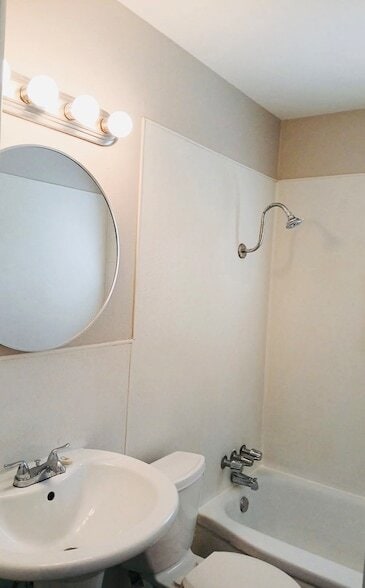Building Photo - 2036 Delano Dr