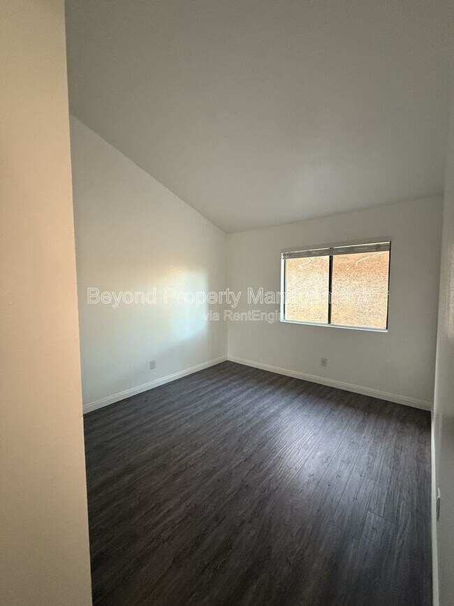 Building Photo - 8535 Paradise Valley Rd