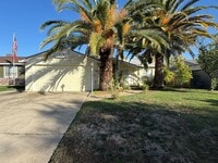 Building Photo - Cozy 2 bedroom 1 bathroom with pool!