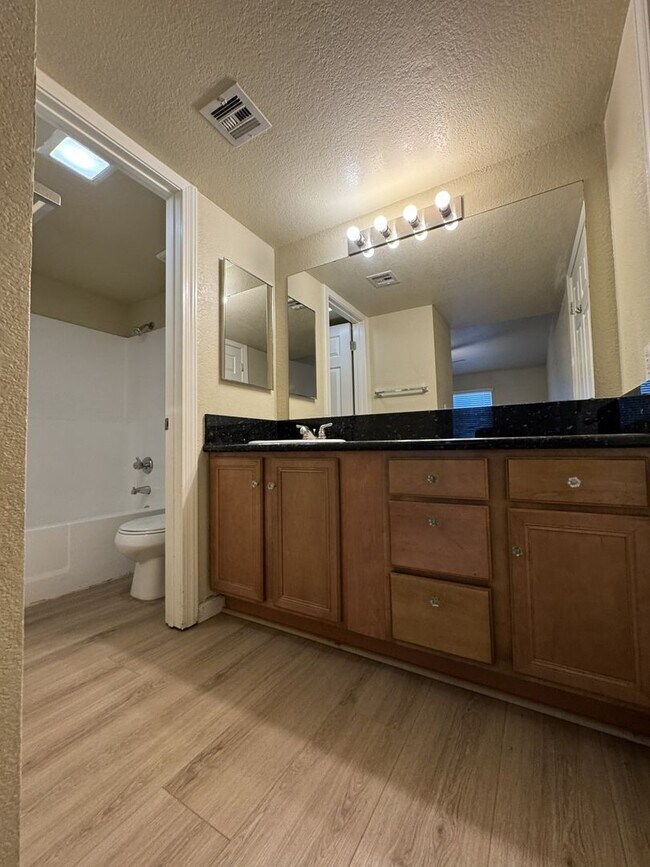 Building Photo - Melrose District 2 Bed Condo - Half Off First and Second Month