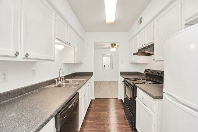 Building Photo - 7400 Bellerive Dr