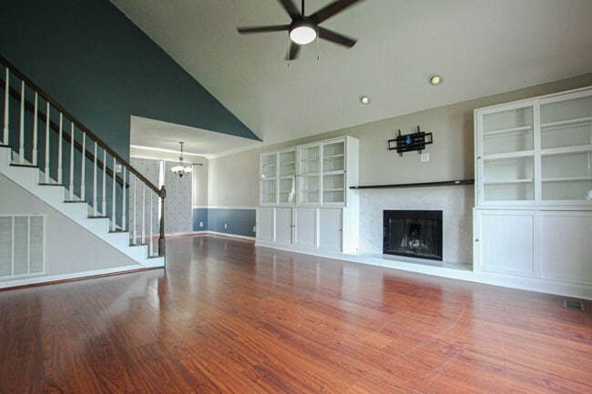 Building Photo - Pet Friendly Two Bedroom!