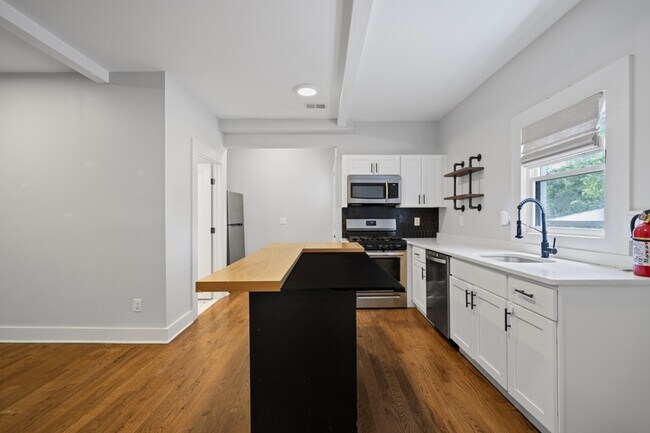 Building Photo - 141 6th St