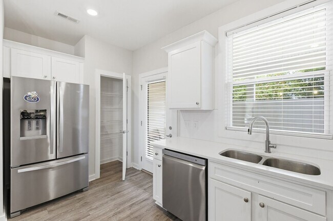 Building Photo - 1170 Dickerson Rd