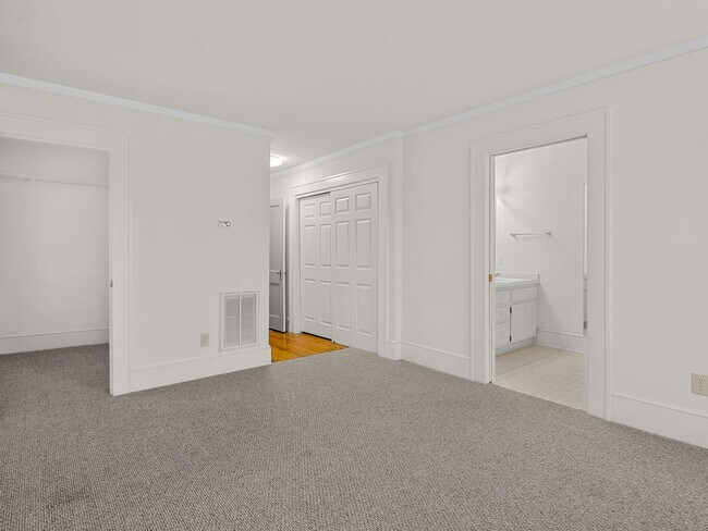 Building Photo - Downtown Greer Charmer: Spacious 3-Bed, 2 ...