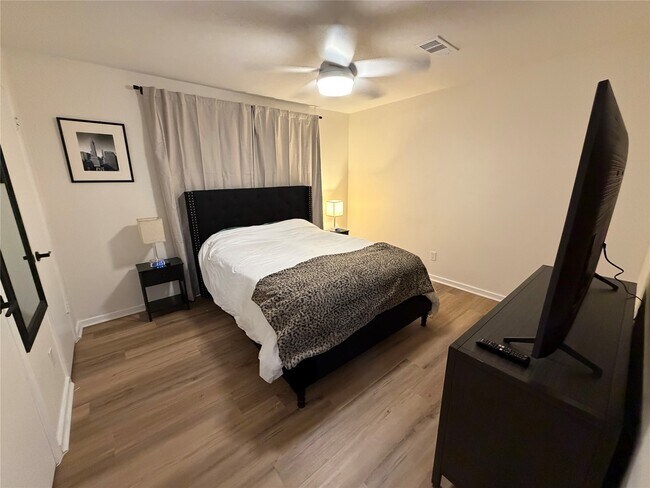 Building Photo - 2012 Brun St