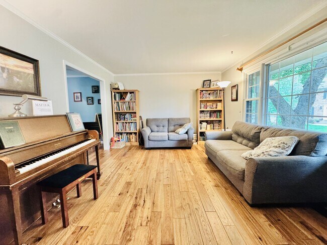 Building Photo - BEAUTIFUL AND PRIVATE LAKE RIDGE HOME