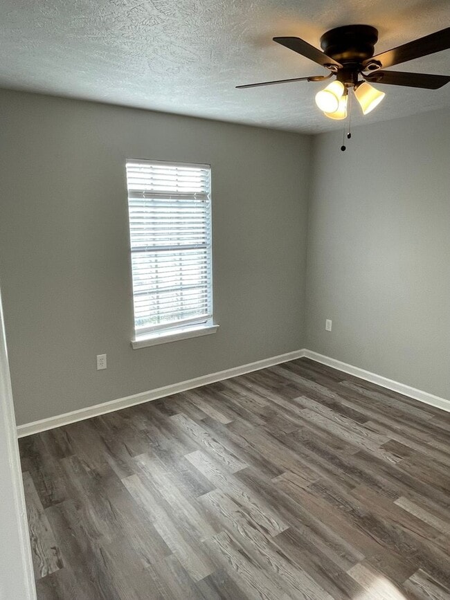 Building Photo - Updated 3/2 with privacy fence!