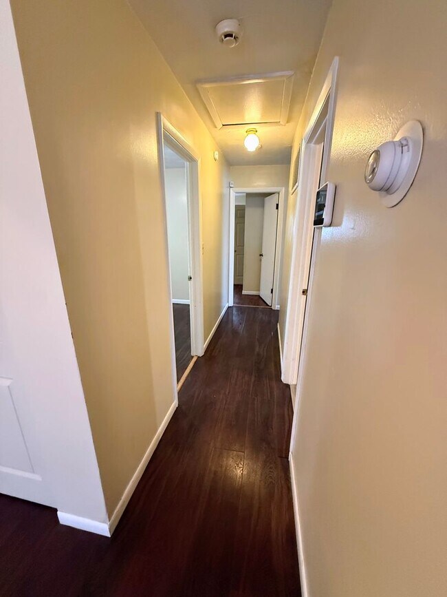 Building Photo - Well-maintained 3-bedroom, 1-bath home in Cleveland