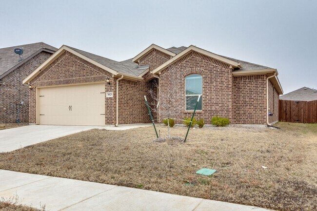 Building Photo - LIKE NEW HOME IN CROWLEY! READY TO VIEW!