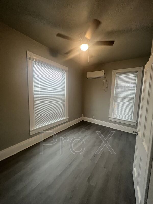 Building Photo - 902B S Moffet Ave