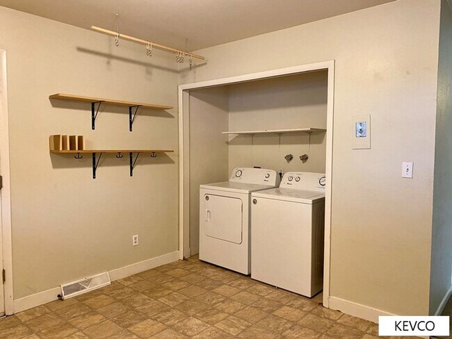 Building Photo - Three Bedroom House Near CSU Vet School