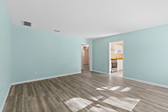 Building Photo - Remodeled 2 bedroom 1 bath duplex located ...