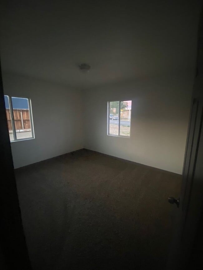Building Photo - Henderson - 2 Bedroom - Water Street Location!