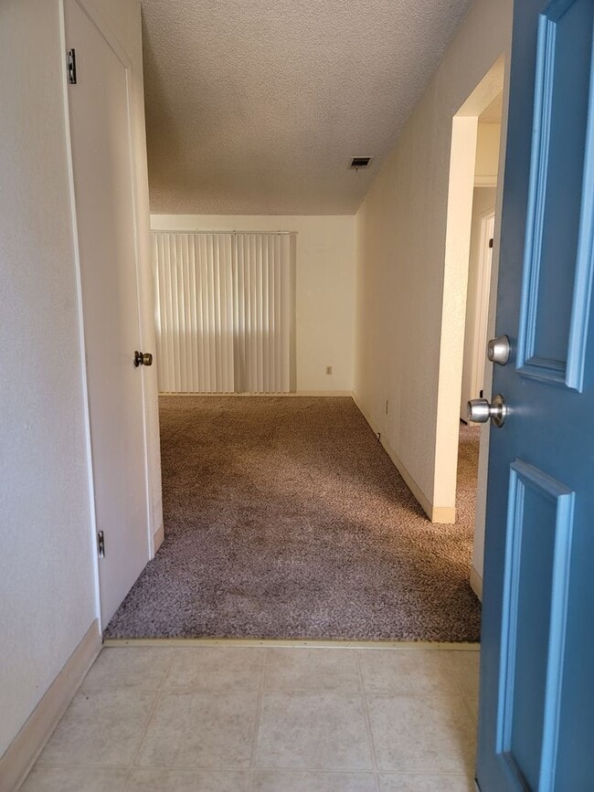 Building Photo - 1031 Fallbrook Dr