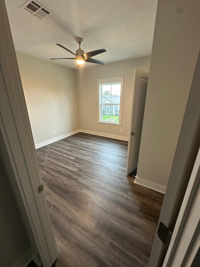 Building Photo - 1713 Bilbo St