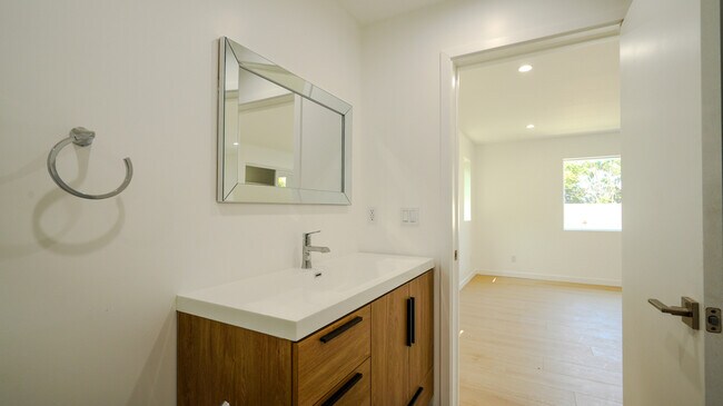 Building Photo - 130 W 59th Pl
