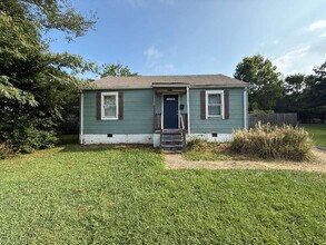 Building Photo - Located in the North Hills area, this sing...