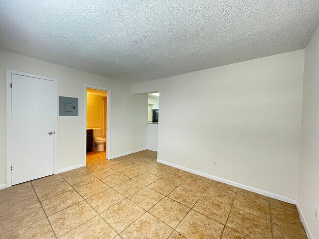 Building Photo - Updated One Bedroom, One Bath Apartment in...