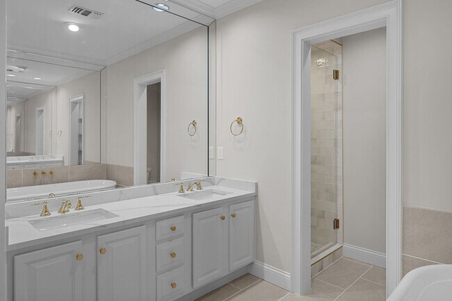 Building Photo - Newly Renovated Condo in The Westende with...