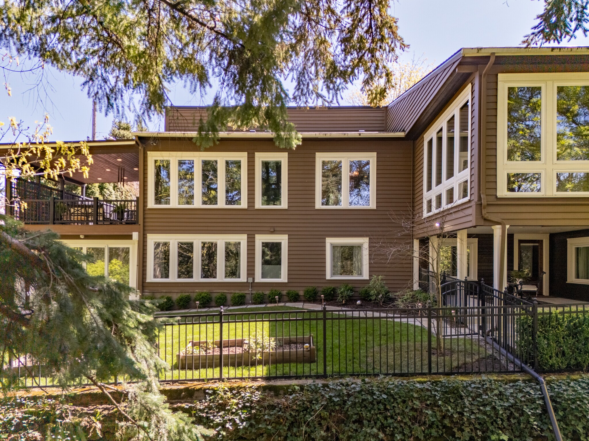 Building Photo - 2744 SW Sherwood Dr