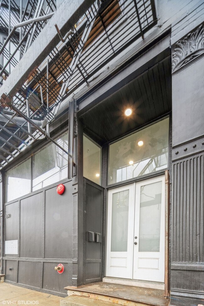 Building Photo - 639 W 18th St