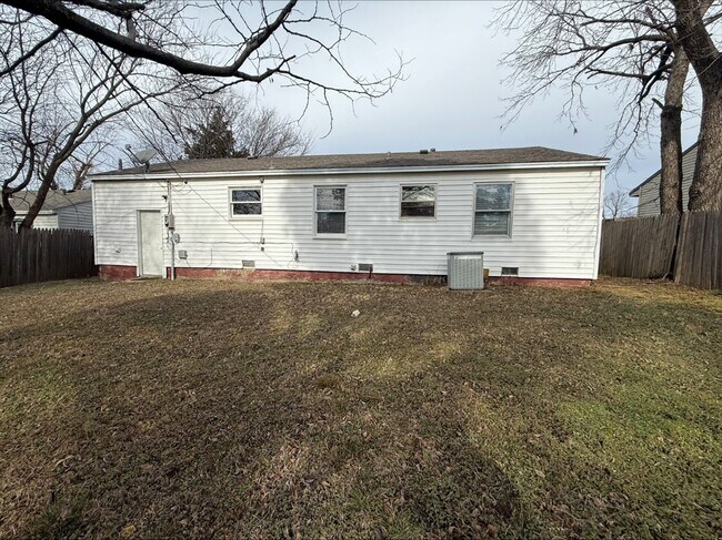 Building Photo - 1908 W 47th Pl