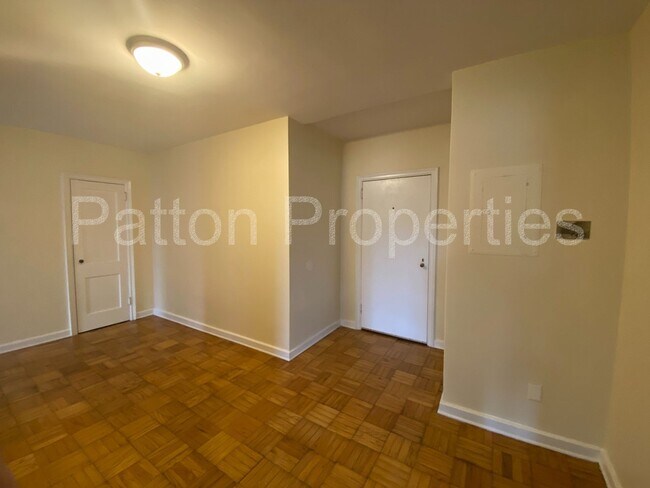 Building Photo - Five Points/ Wales Garden Condo