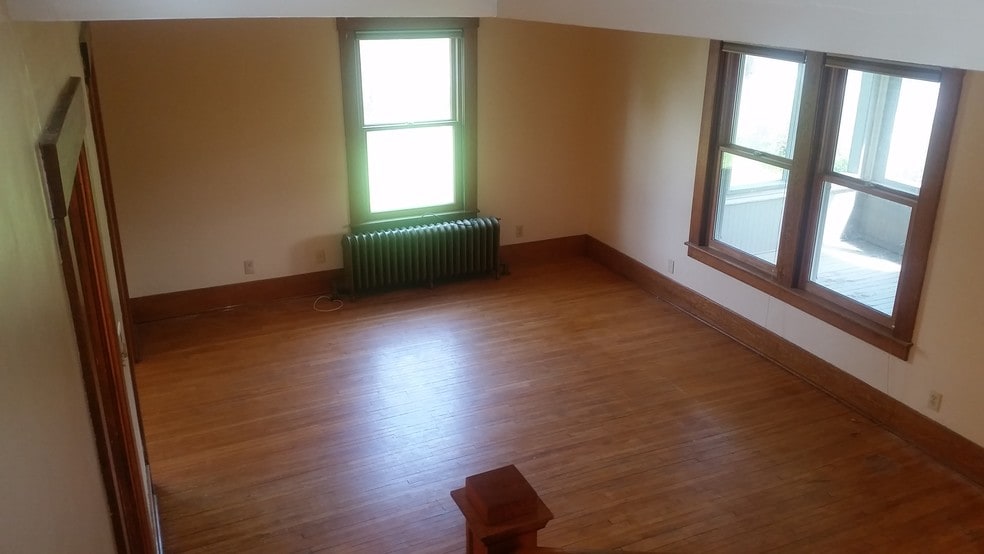 Living room - 4607 James St
