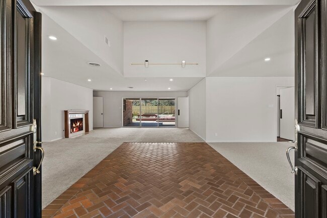 Building Photo - 365 Piney Point Rd