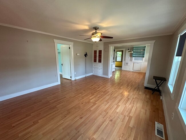 Building Photo - Adorable 2 Bedroom One Bathroom Home Close...