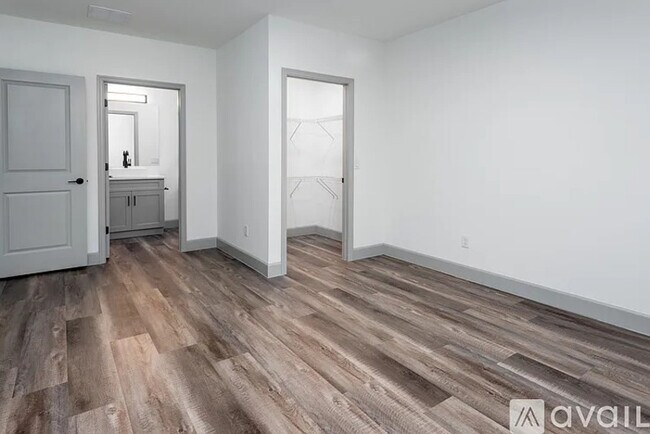 Building Photo - 2252 Fernwood St